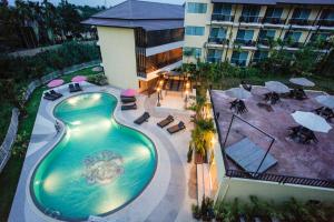 una vista sulla piscina di un hotel di Mountain Creek Wellness Resort Chiangmai a Chiang Mai