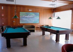 uma sala de bilhar com duas mesas de bilhar em Hotel O Novo Principe em Almeirim