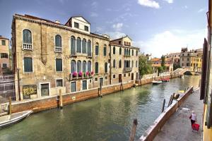 ヴェネツィアにあるElegante appartamento ai Carminiの都会の建物や船が並ぶ運河