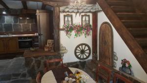 A kitchen or kitchenette at Pisanata House