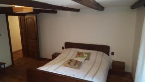 A bed or beds in a room at Pisanata House