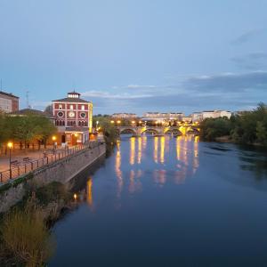 - Vistas al río y a un puente por la noche en Pensión Entreviñas, en Logroño