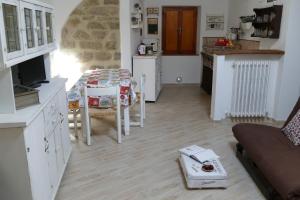 ein Wohnzimmer mit einem Tisch und eine Küche mit einem Tisch in der Unterkunft Umbria in Valigia&Vecchia CasSetta in Perugia