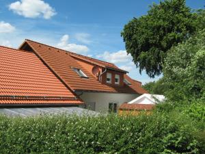 una casa con techo de baldosa naranja en Ferienwohnung Sauerland Panorama, en Korbach