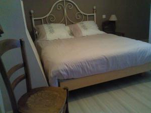 Un pat sau paturi într-o cameră la La maison du bûcheron