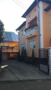 una casa con balcone fiorito di Pensiunea Covaciu a Vadu Izei