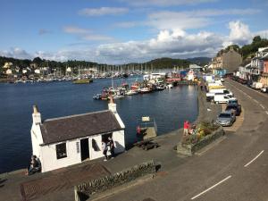 een uitzicht op een haven met boten in het water bij Starfish Rooms in Tarbert