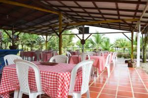 Reštaurácia alebo iné gastronomické zariadenie v ubytovaní Hotel Nuquimar