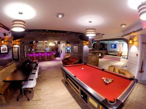 a room with a pool table and a bar at M Montreal Hostel in Montréal