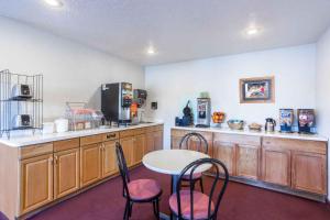 A restaurant or other place to eat at Super 8 by Wyndham Super 8 Blackfoot