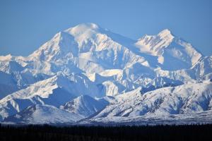 una montagna coperta di neve con alberi di fronte di Backwoods Lodge a Cantwell