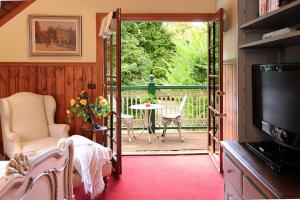 a living room with a sliding glass door to a patio at Mary Cards Coach House in Olinda