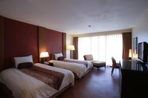 Postel nebo postele na pokoji v ubytování Guam Reef Hotel