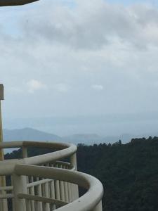 uma vista do topo de um edifício com vista para as montanhas em Apartment at Tagaytay Prime Residences em Tagaytay
