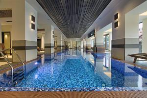 una piscina en un edificio con azulejos azules en Vip Casa Club Zlatibor, en Zlatibor