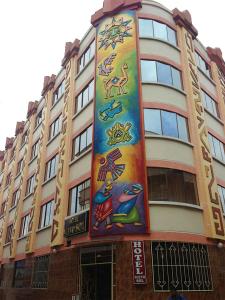 un edificio con una gran pintura en el costado en Hotel Nuevo Sol, en La Paz