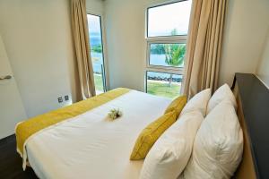 Postel nebo postele na pokoji v ubytování Taumeasina Island Resort