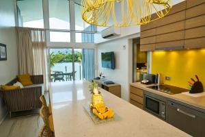 A kitchen or kitchenette at Taumeasina Island Resort