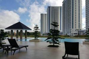 สระว่ายน้ำที่อยู่ใกล้ ๆ หรือใน Taal View Condo by Liza