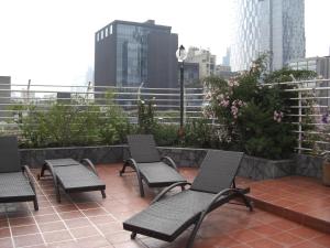 a group of chairs sitting on top of a balcony at Monoambientes Cuauhtemoc in Mexico City