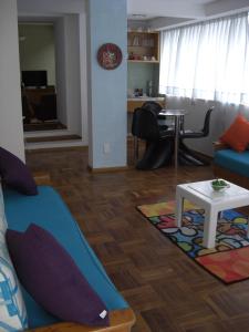 ein Wohnzimmer mit einem Sofa und einem Tisch in der Unterkunft Monoambientes Cuauhtemoc in Mexiko-Stadt