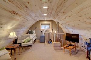 ein Wohnzimmer mit einem Sofa und einem TV in der Unterkunft Mountain Haven Cabins in Mountain View