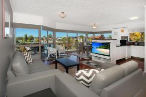 A seating area at Serenity Waters 6 - Pristine Two Bedroom Apartment with Water Views