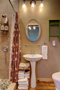 un bagno con lavandino e specchio di Mountain Haven Cabins a Mountain View Altre 35 foto