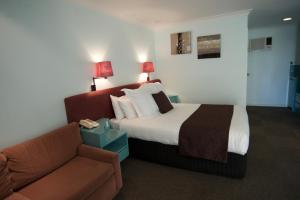 Gulta vai gultas numurā naktsmītnē SureStay Hotel by Best Western The Clarence on Melville
