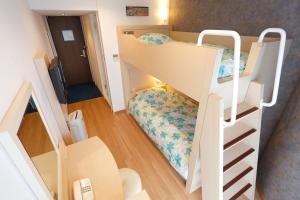Ryogoku View Hotel emeletes ágyai egy szobában