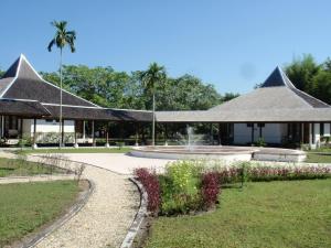 Um jardim no exterior de Rungan Sari Meeting Center & Resort