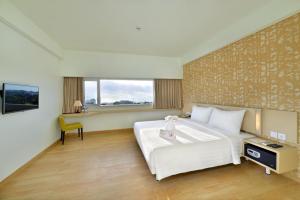 Ένα ή περισσότερα κρεβάτια σε δωμάτιο στο Whiz Prime Hotel Sudirman Cilacap