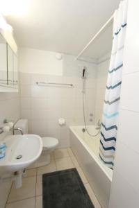 Koupelna v ubytování Apartment Bünda + 37 fotografií