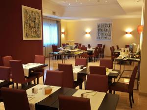 a dining room filled with tables and chairs at Hotel Nuvò in Naples