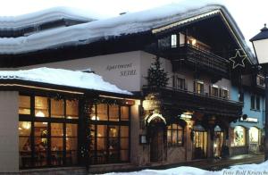 um edifício com neve em cima em Appartement Seibl em Sankt Johann in Tirol