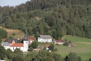 un petit village au milieu d'une montagne dans l'établissement Ferienwohnung Haus am Durrberg "St. Hubertus", à Warmensteinach
