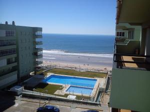 a view of a swimming pool and the beach at Apartamento Naturaleza Virgen in Matalascañas
