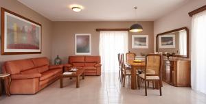 un soggiorno con divano e tavolo di La Vita Classica a Chania