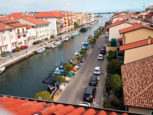uma vista para uma cidade com um rio e edifícios em Appartamento Perco Riva Dandolo em Grado