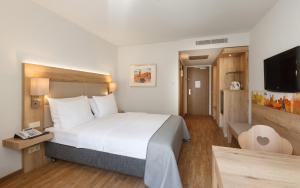 Кровать или кровати в номере Holiday Inn Nürnberg City Centre, an IHG Hotel