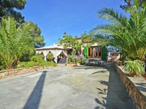 a house with palm trees and a driveway at Belvilla by OYO Benestar in El Toro