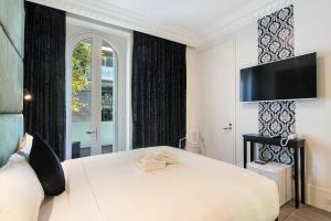 En eller flere senge i et værelse på Sydney Boutique Hotel