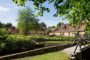 una casa con un canale davanti di Moulin de la Diversiere a Savigné-sous-le-Lude