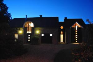 Una casa de noche con las luces encendidas en Villa Sports & Flavors, en Malmedy