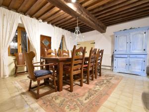 comedor con mesa de madera y sillas en Holiday home with large garden, en Dun-les-Places