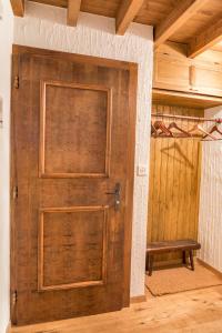 drewniane drzwi w pokoju z ławką w obiekcie Chesa Seja - Zuoz w mieście Zuoz