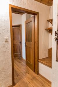 un corridoio con due porte in legno in una stanza di Chesa Seja - Zuoz a Zuoz