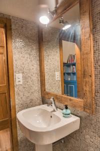 bagno con lavandino e specchio di Chesa Seja - Zuoz a Zuoz