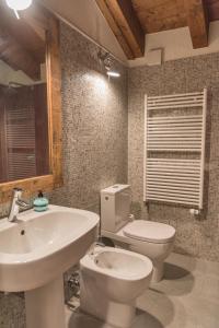 楚奧茨的住宿－Chesa Seja - Zuoz，浴室配有白色卫生间和盥洗盆。