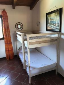 スティンティーノにあるStintino Country Village Villaの二段ベッド2組が備わる客室です。